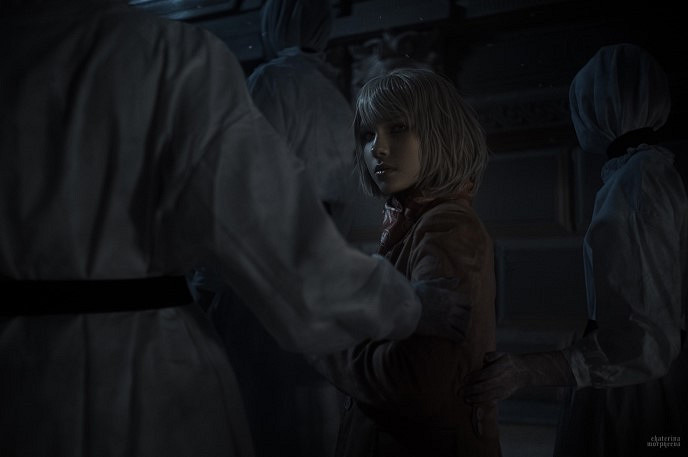 《生化4RE》阿什莉COS 小姐姐被異教徒抓走撕扯按倒