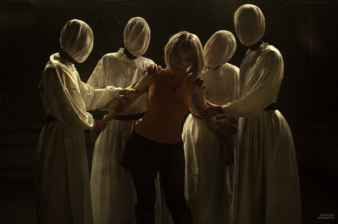 《生化4RE》阿什莉COS 小姐姐被異教徒抓走撕扯按倒