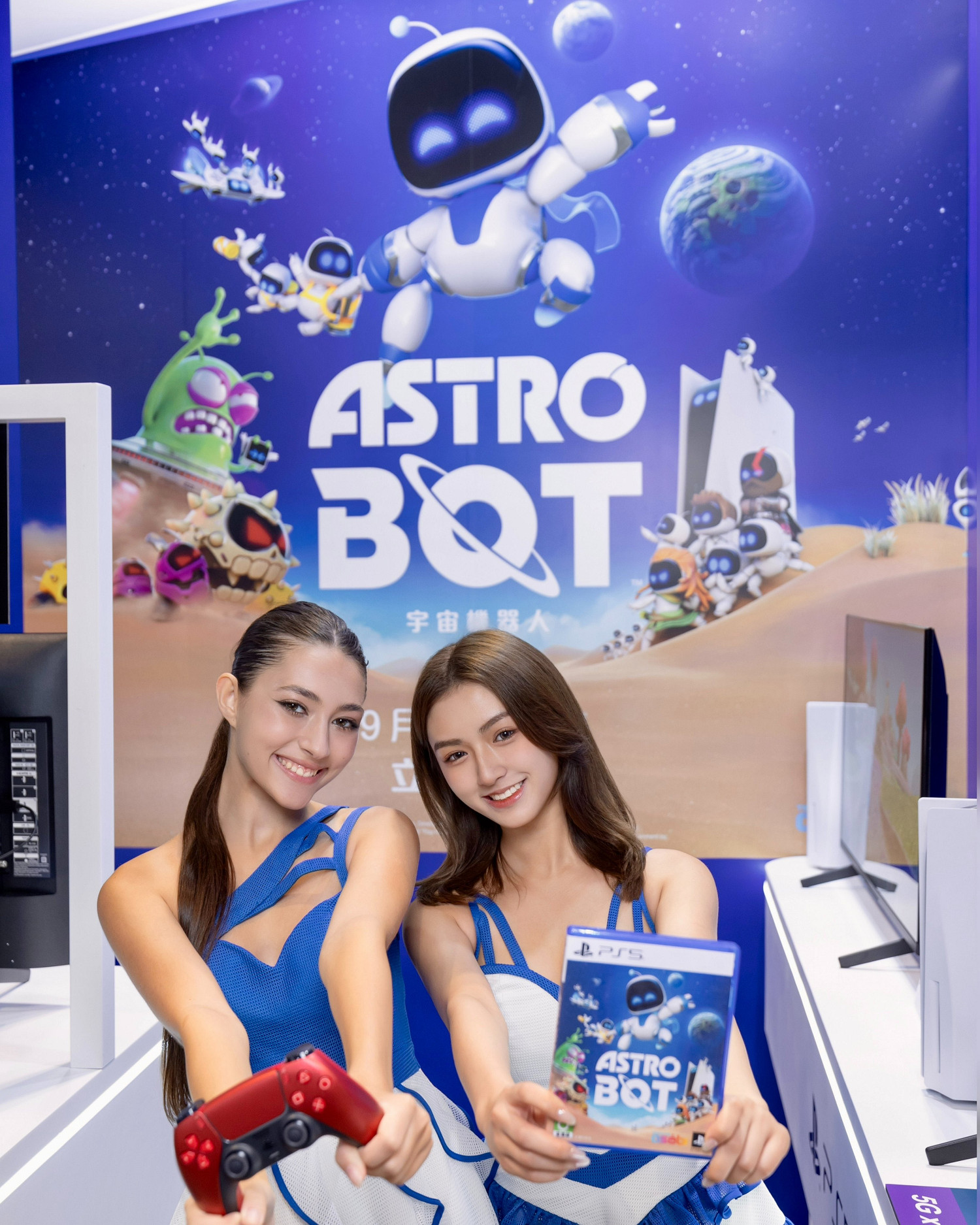兩位長腿美女太吸睛!索尼香港宣傳《宇宙機器人》 兩位長腿美女太吸睛!索尼香港宣傳《宇宙機器人》