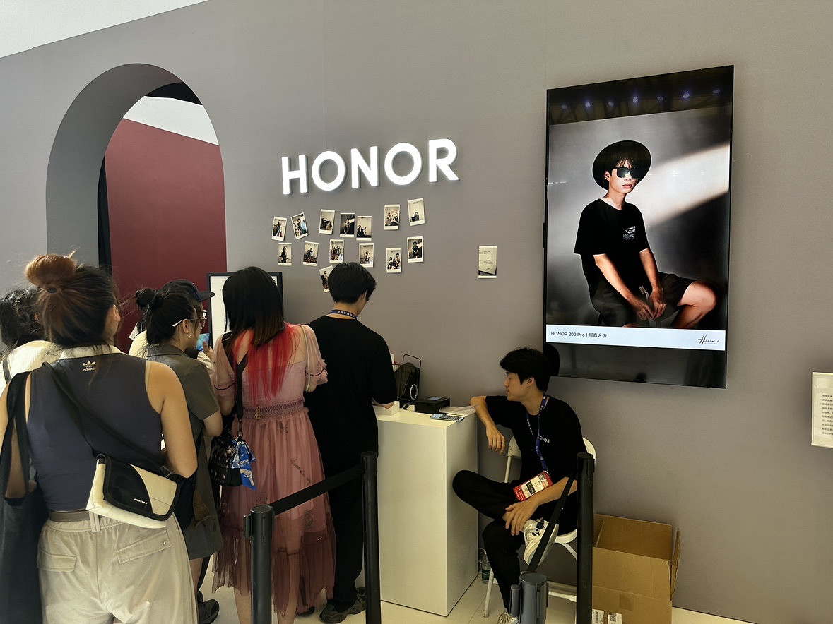 CJ24：榮耀攜Magic V3系列亮相，引領科技娛樂新風尚