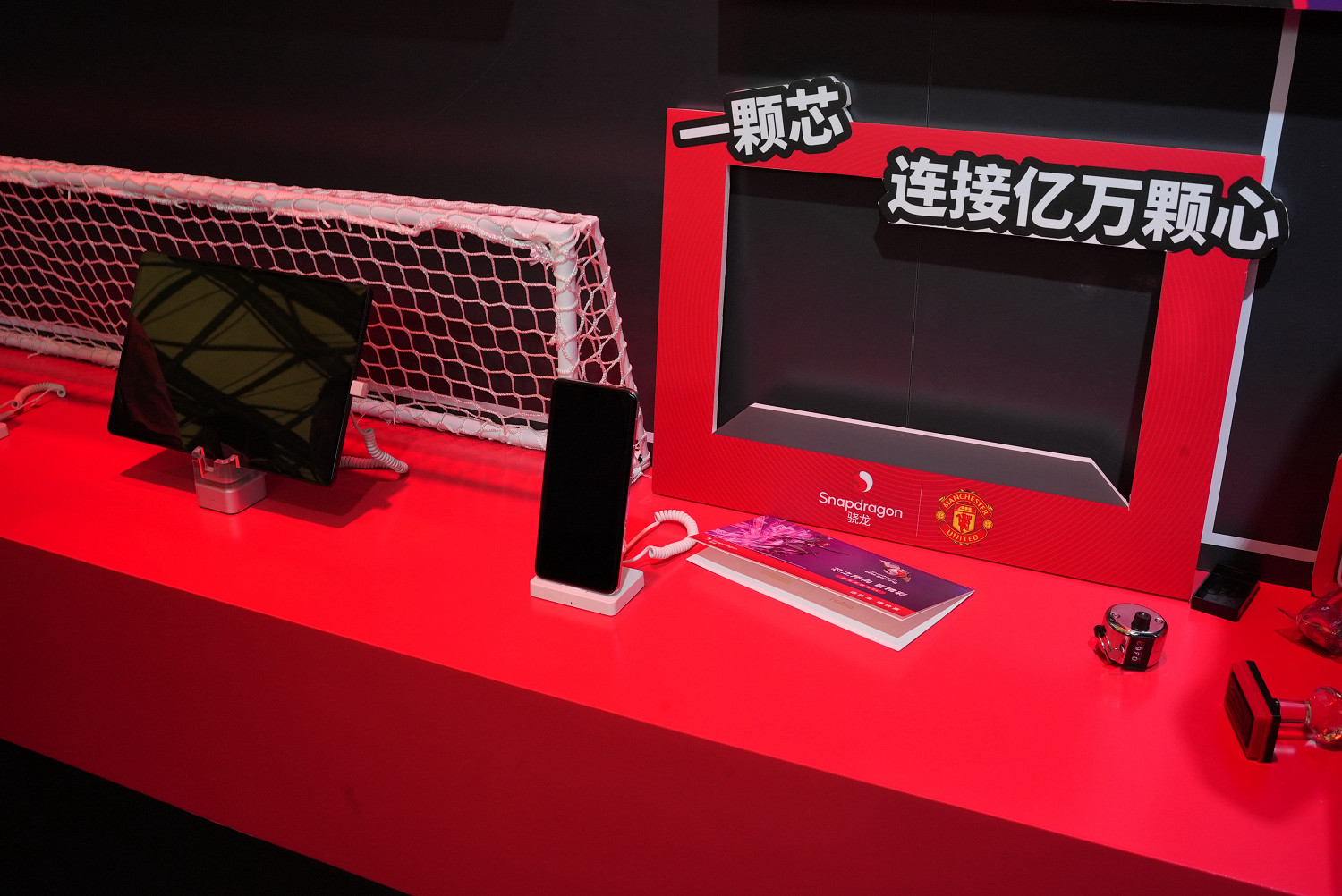 CJ24:驍龍主題館大放異彩!熔岩橙色小米SU7格外吸睛 CJ24:驍龍主題館大放異彩!熔岩橙色小米SU7格外吸睛