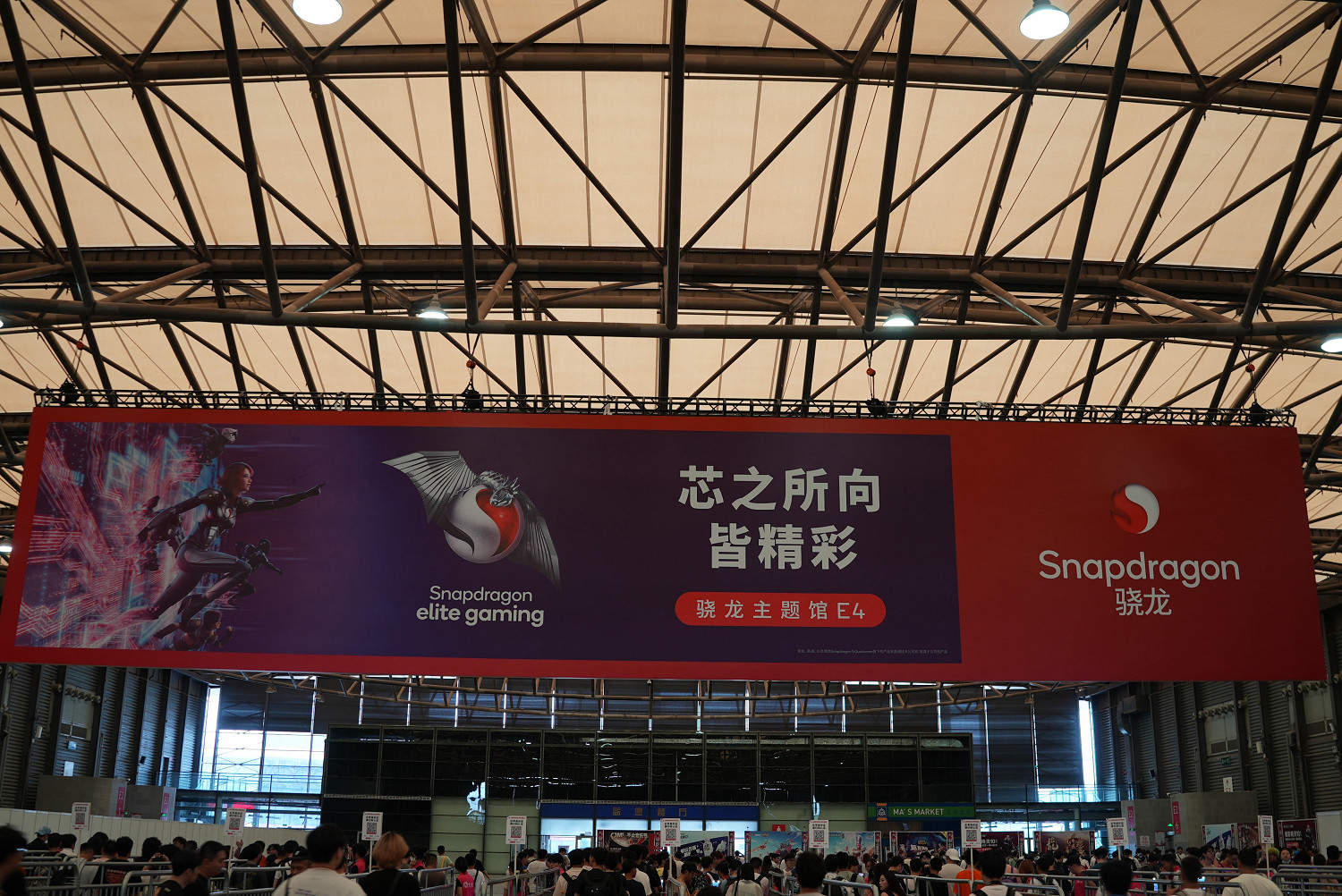 CJ24:驍龍主題館大放異彩!熔岩橙色小米SU7格外吸睛 CJ24:驍龍主題館大放異彩!熔岩橙色小米SU7格外吸睛