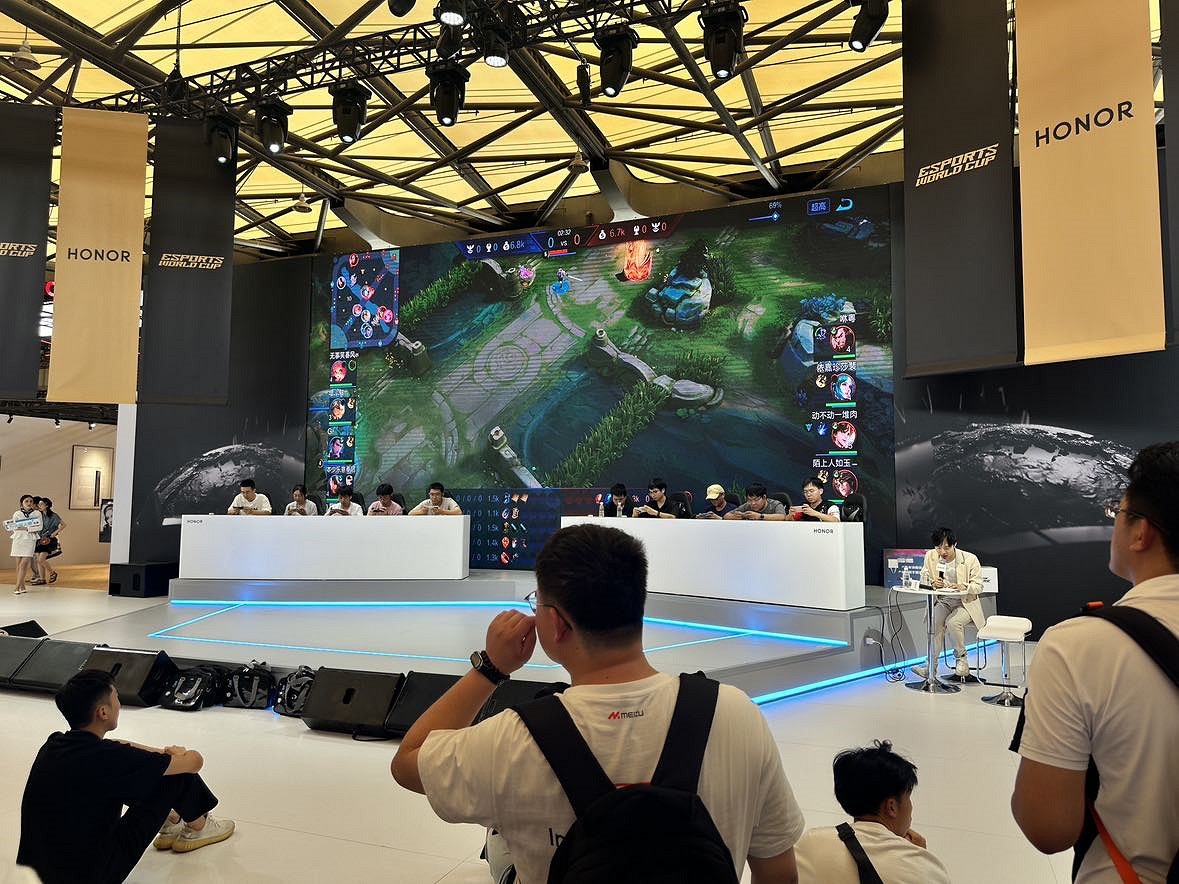 CJ24：榮耀攜Magic V3系列亮相，引領科技娛樂新風尚