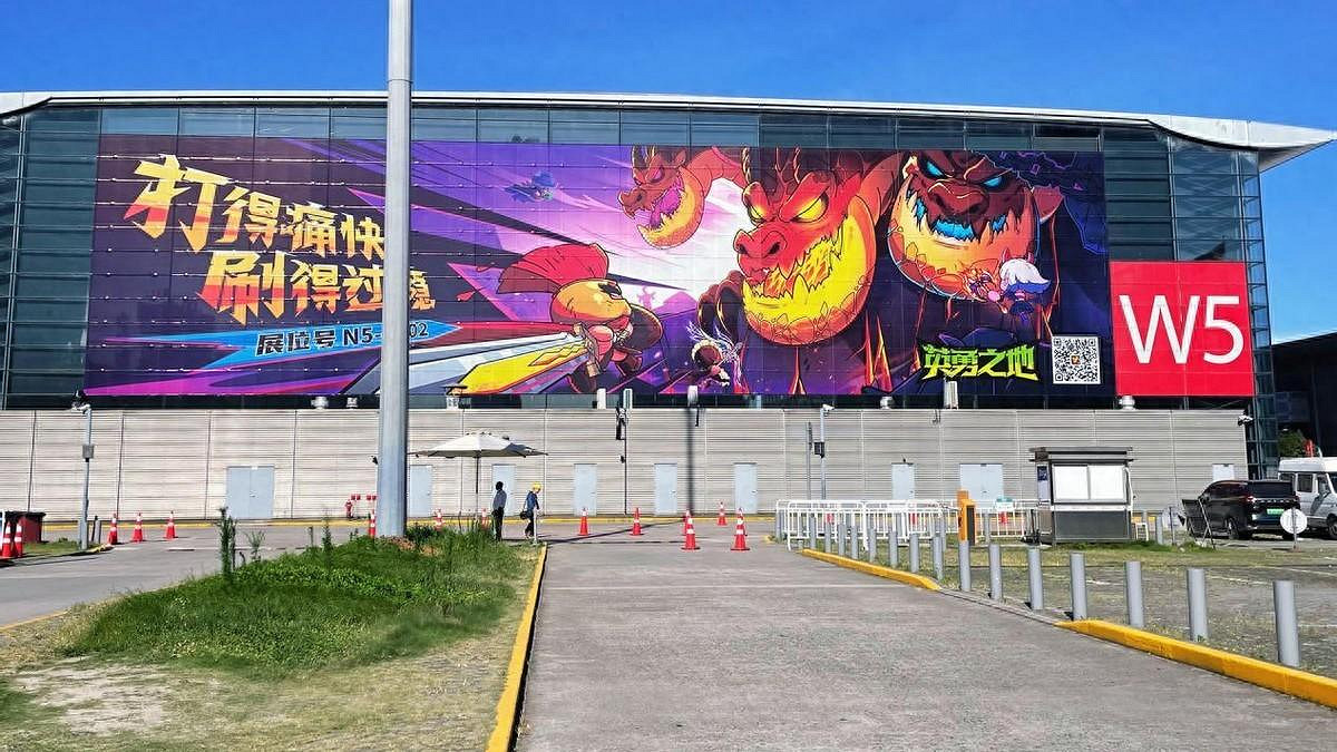 巨大魔龍吸引玩家排隊，這款連線遊戲真就那麽值得試玩?