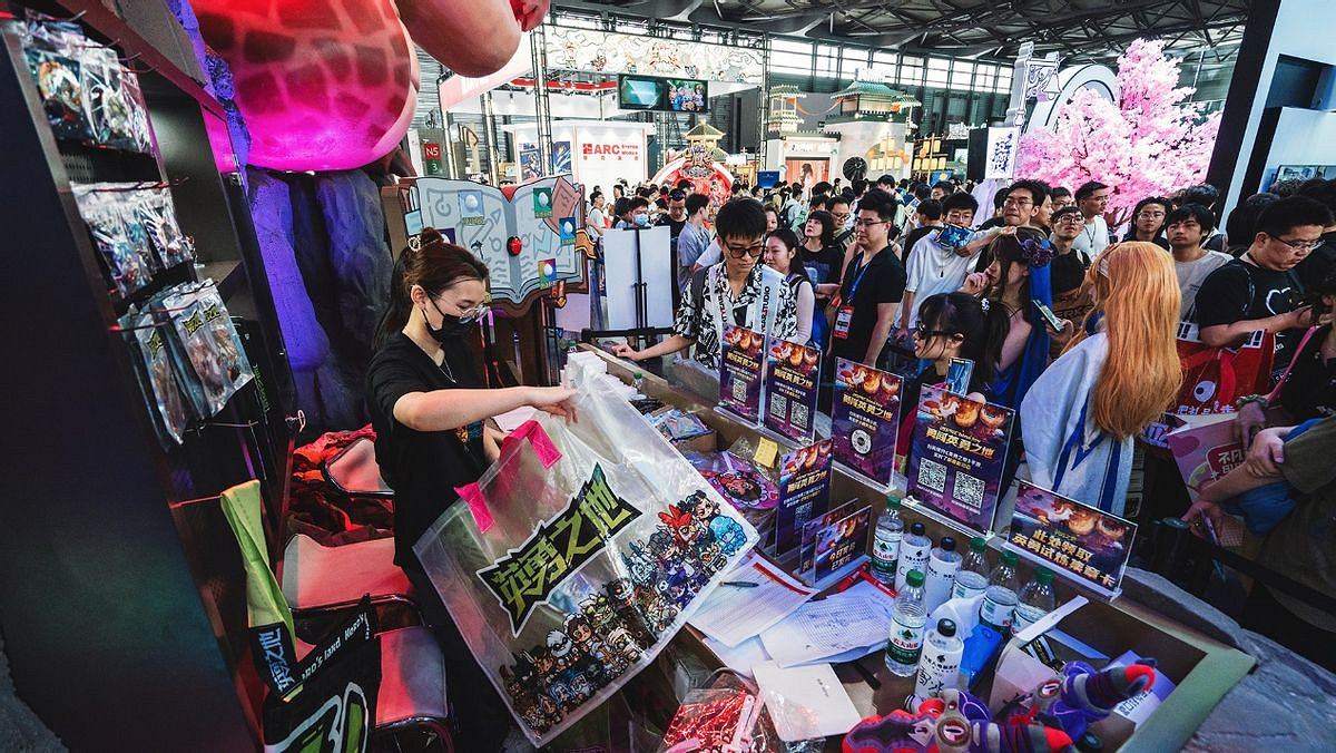 巨大魔龍吸引玩家排隊，這款連線遊戲真就那麽值得試玩?