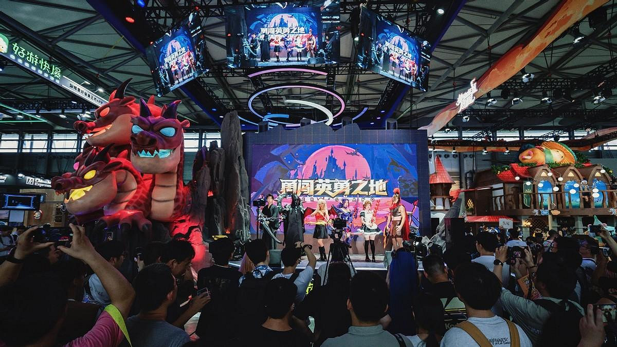 巨大魔龍吸引玩家排隊，這款連線遊戲真就那麽值得試玩?