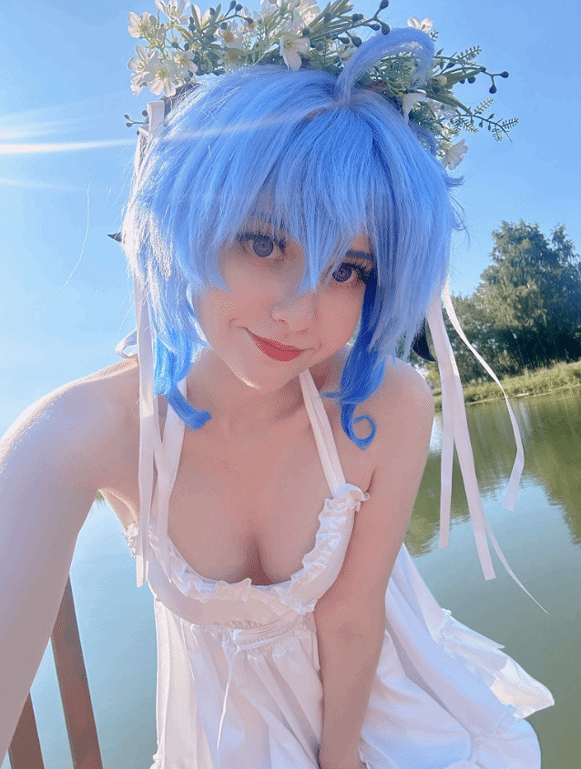 國外辣妹COS甘雨、2B等 膚白貌美身材凹凸有致太熱辣