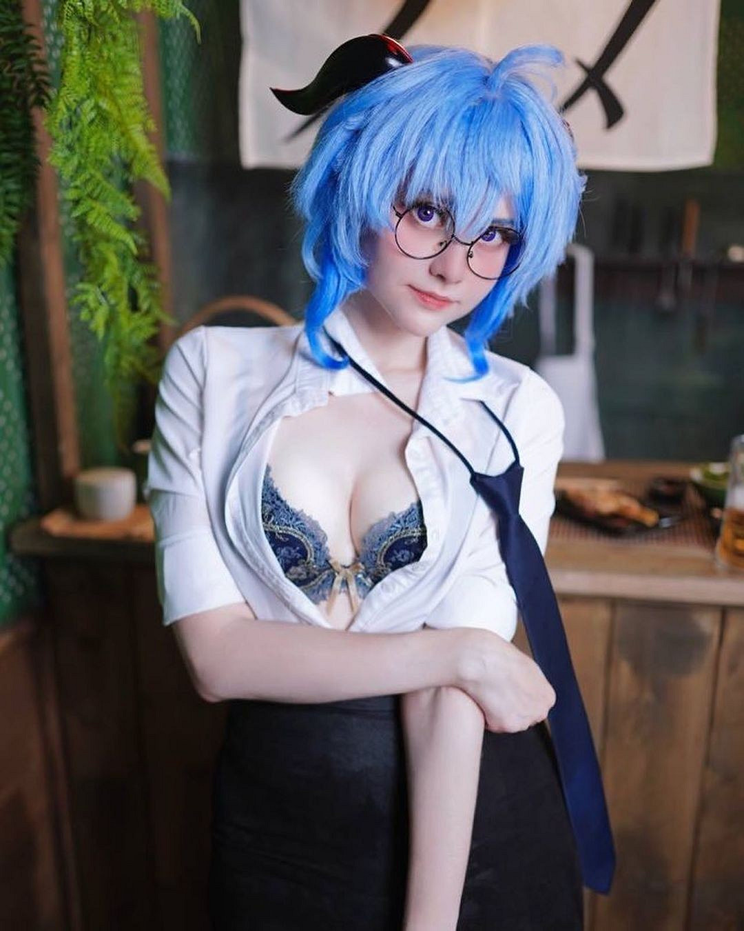 國外辣妹COS甘雨、2B等 膚白貌美身材凹凸有致太熱辣