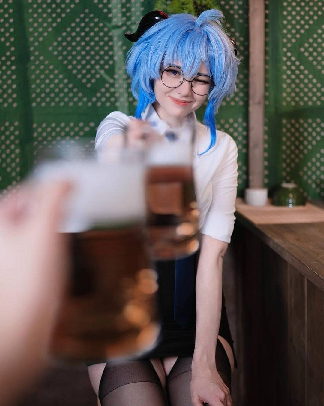 國外辣妹COS甘雨、2B等 膚白貌美身材凹凸有致太熱辣