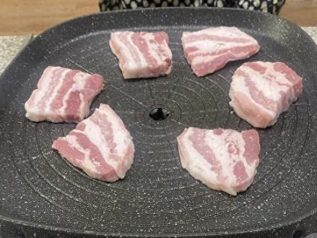 一片烤五花肉賣26元! 韓國網友:做生意要講良心啊 一片烤五花肉賣26元! 韓國網友:做生意要講良心啊