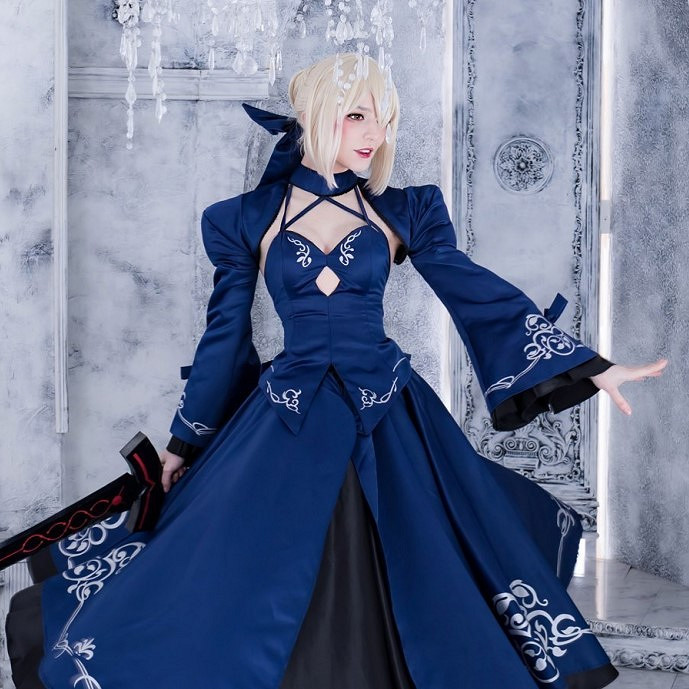 俄妹COS《Fate》Saber 清涼泳裝大秀白皙熱辣好身材