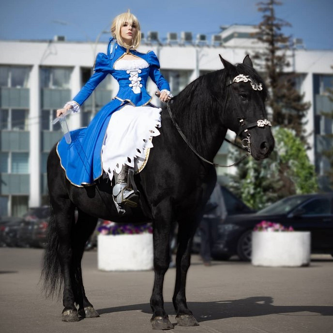 俄妹COS《Fate》Saber 清涼泳裝大秀白皙熱辣好身材