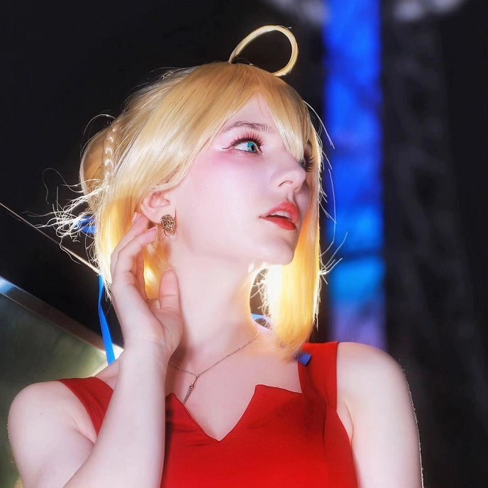 俄妹COS《Fate》Saber 清涼泳裝大秀白皙熱辣好身材