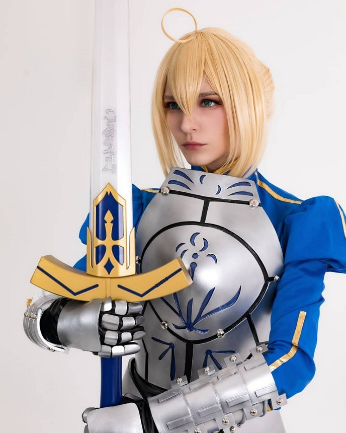 俄妹COS《Fate》Saber 清涼泳裝大秀白皙熱辣好身材