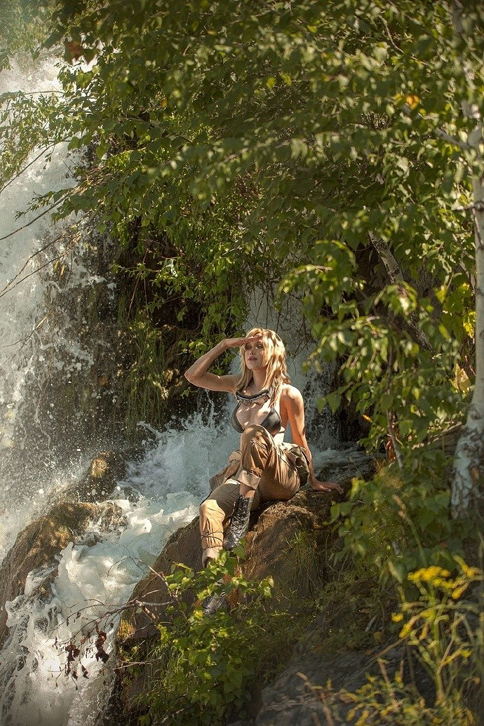 《潛龍諜影3》斯內克、伊娃COS 瀑布下的濕身美女！