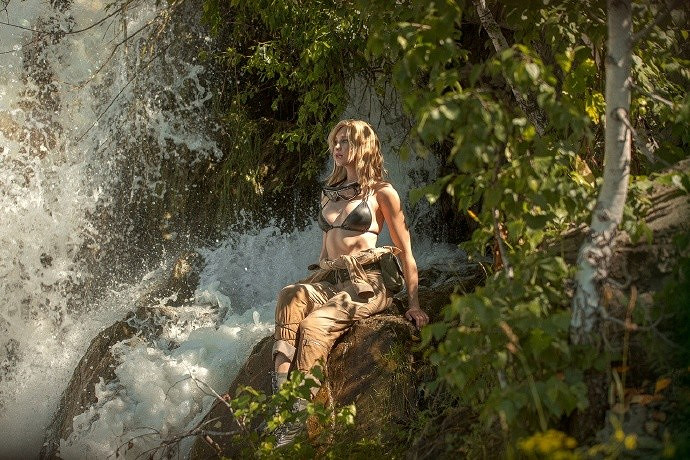 《潛龍諜影3》斯內克、伊娃COS 瀑布下的濕身美女！