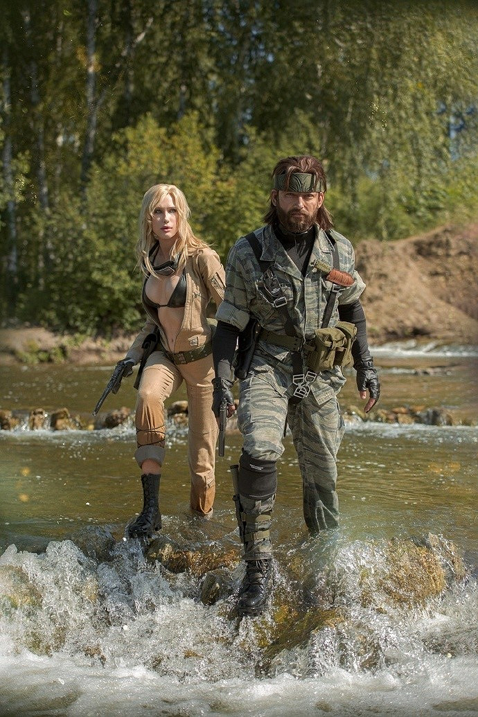 《潛龍諜影3》斯內克、伊娃COS 瀑布下的濕身美女！