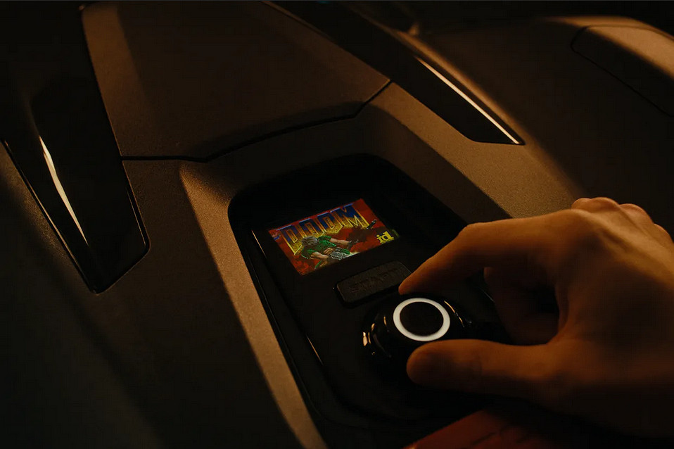 官方連動 在2千美元的割草機器人上玩《毀滅戰士》 官方連動 在2千美元的割草機器人上玩《毀滅戰士》