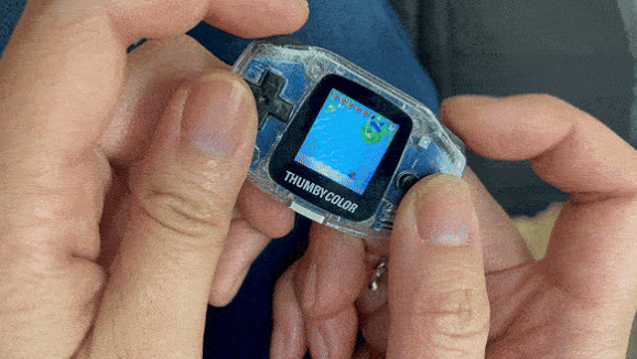 酷似GBA微縮版的超迷你遊戲機Thumby Color正在眾籌 酷似GBA微縮版的超迷你遊戲機Thumby Color正在眾籌