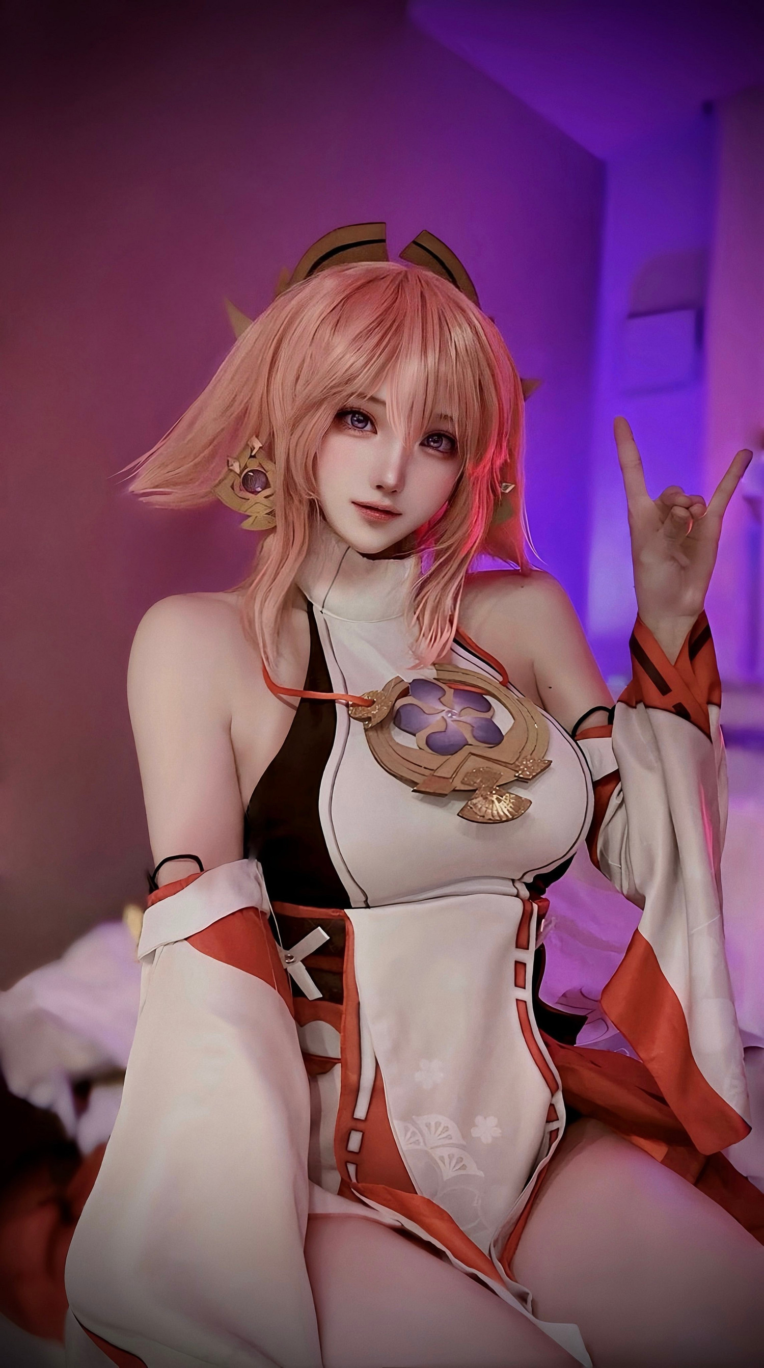 日本甜美Coser與米哈遊大偉哥合影 笑容滿面開心比耶！