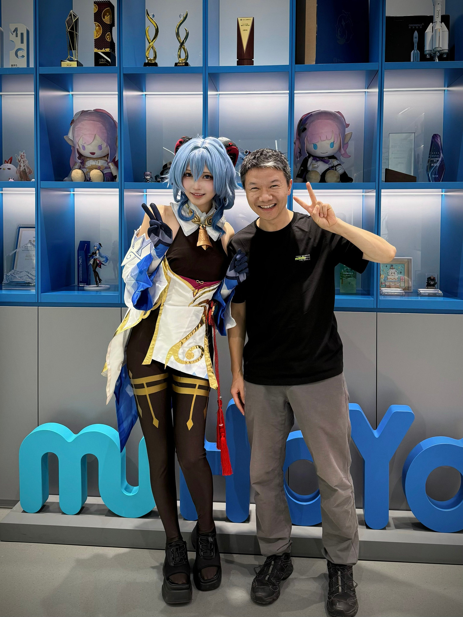 日本甜美Coser與米哈遊大偉哥合影 笑容滿面開心比耶！