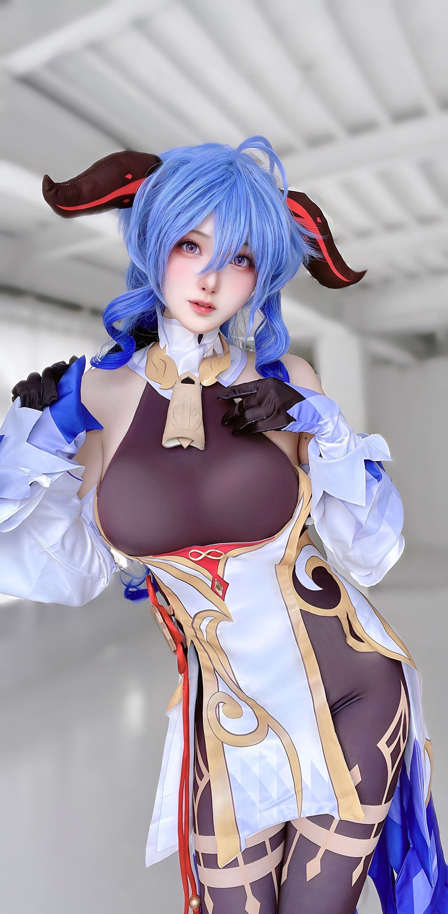 日本甜美Coser與米哈遊大偉哥合影 笑容滿面開心比耶！