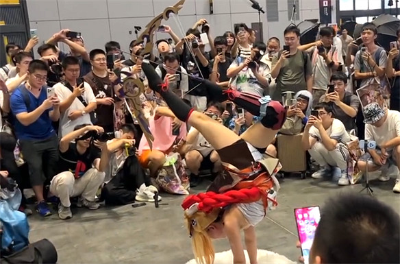 大偉哥真情流露，檢察官Cos芙寧娜