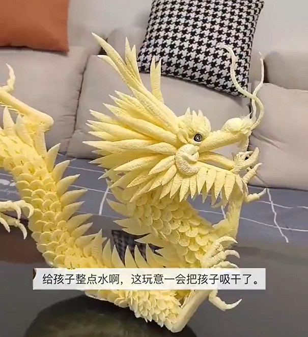 又是誰的童年？媽媽帶孩子用米花棒做出《黑神話悟空》