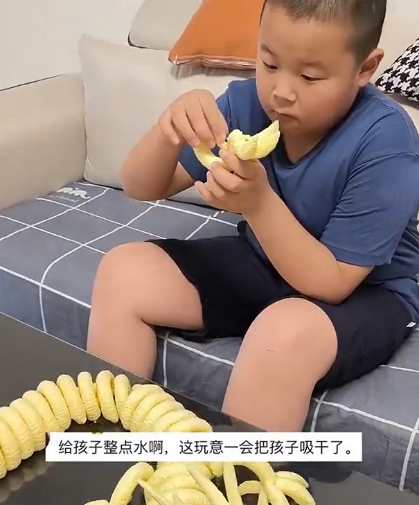 又是誰的童年？媽媽帶孩子用米花棒做出《黑神話悟空》