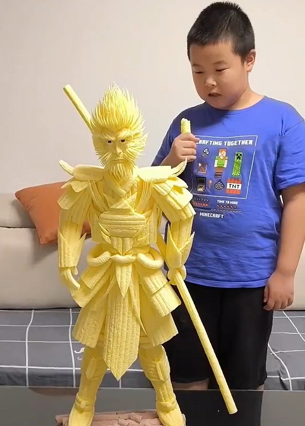 又是誰的童年？媽媽帶孩子用米花棒做出《黑神話悟空》