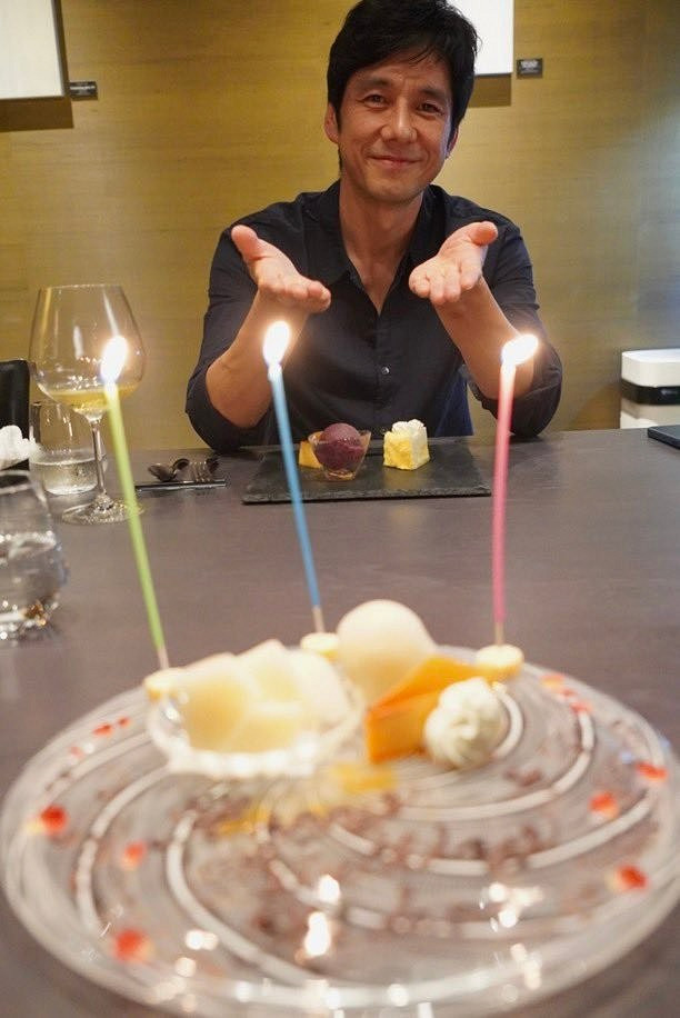 小島秀夫慶祝61歲生日 西島秀俊送了一把玩具霰彈槍