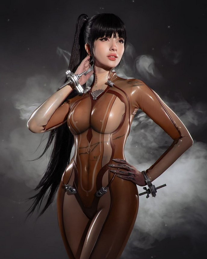 俄妹COS《星刃》伊芙膚質戰衣 緊身膠衣盡顯曼妙身材