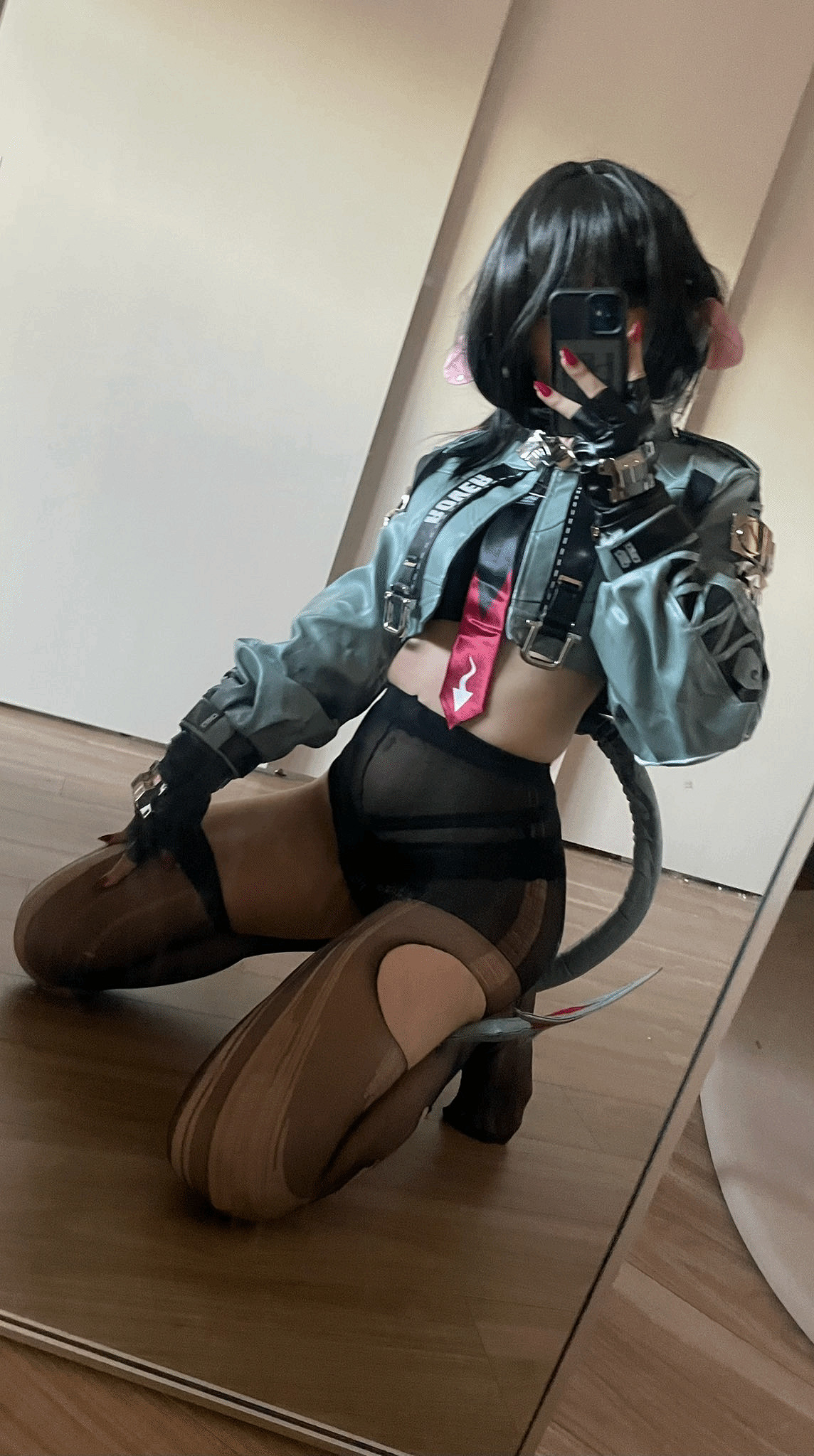 櫻花妹COS《絕區零》簡 破洞黑絲勾人長尾惹人遐想！