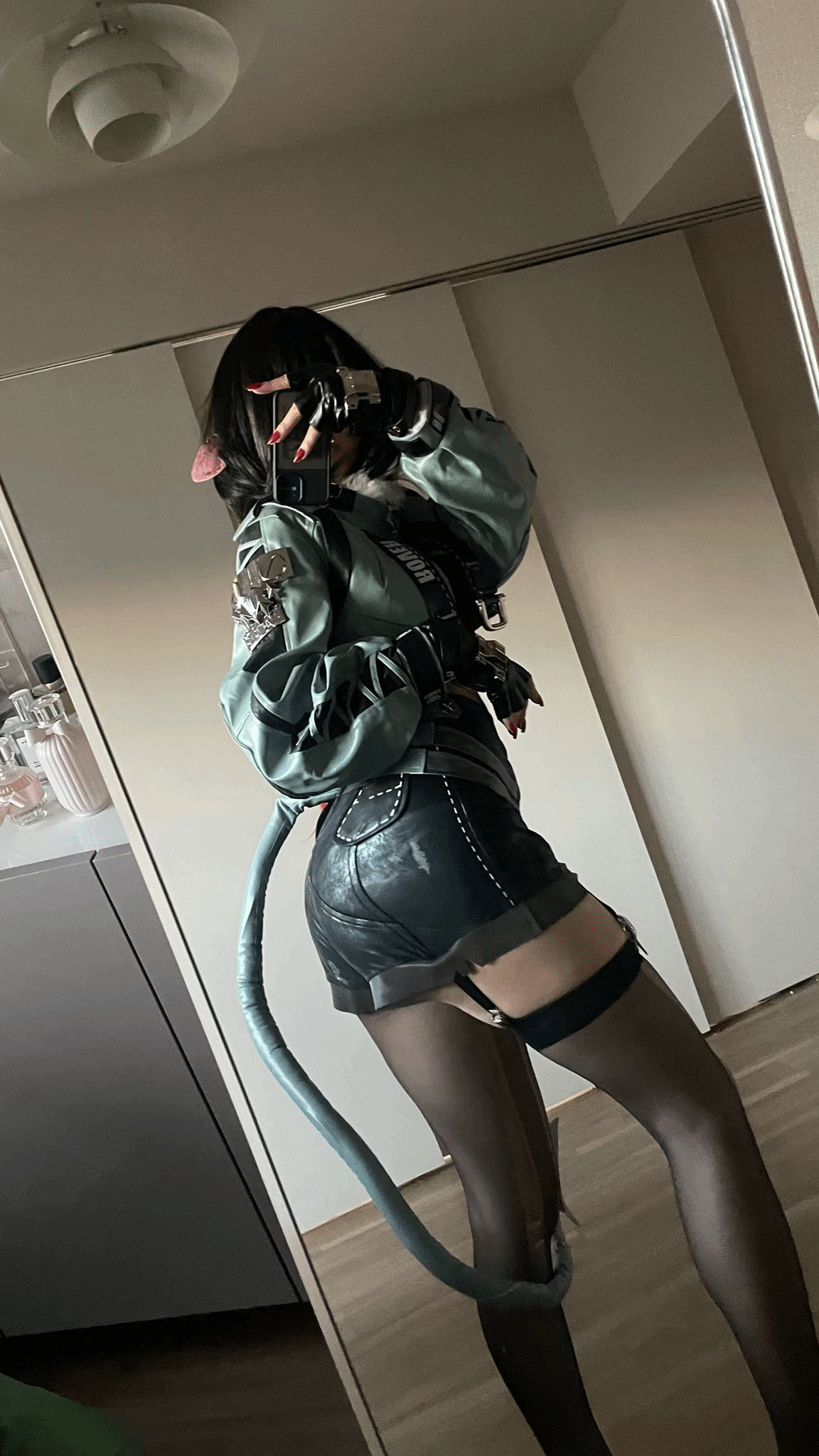 櫻花妹COS《絕區零》簡 破洞黑絲勾人長尾惹人遐想！