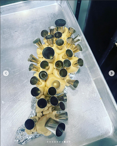 “真菌”感染 母女用麵包製作《最後的生還者》循聲者雕像