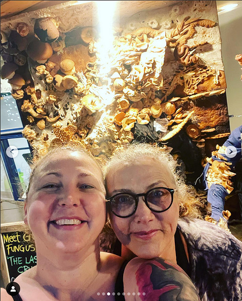 “真菌”感染 母女用麵包製作《最後的生還者》循聲者雕像