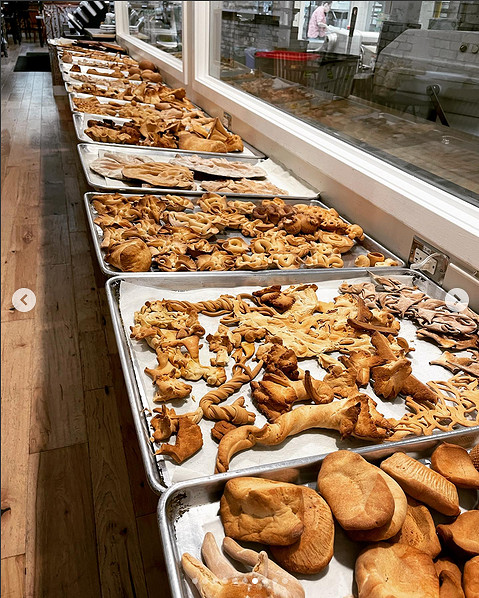 “真菌”感染 母女用麵包製作《最後的生還者》循聲者雕像