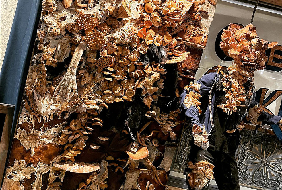 “真菌”感染 母女用麵包製作《最後的生還者》循聲者雕像