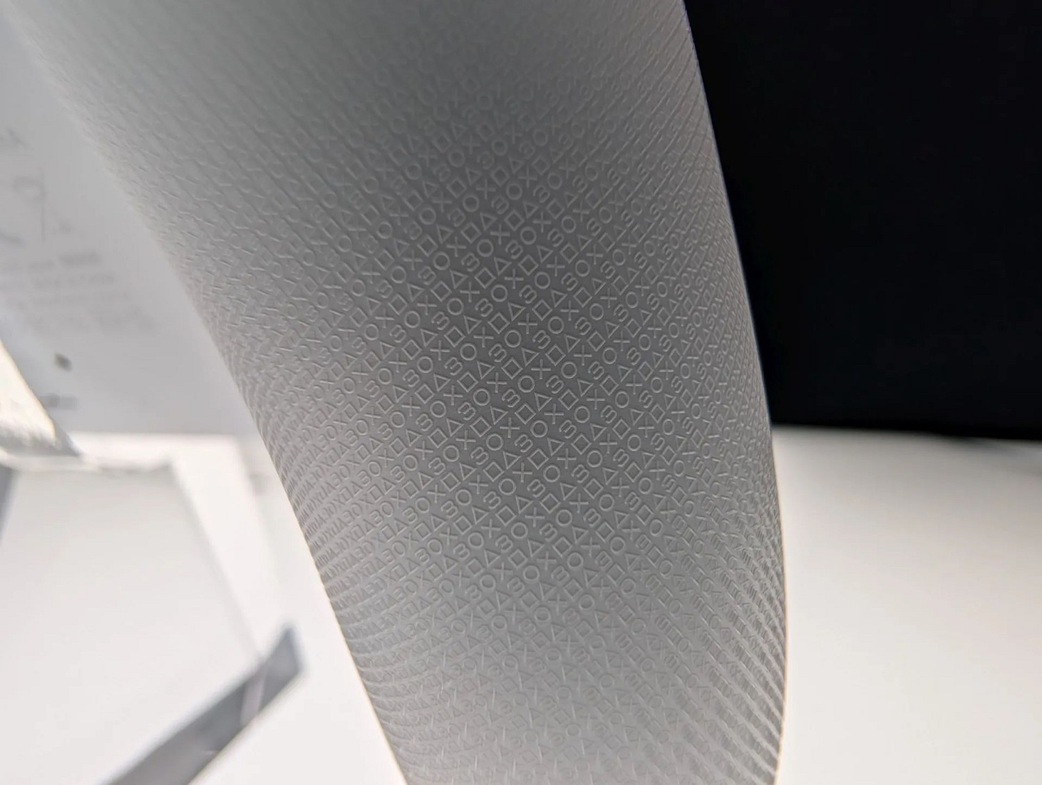 這配色情懷拉滿！外媒分享30周年紀念版PS5 Pro照片