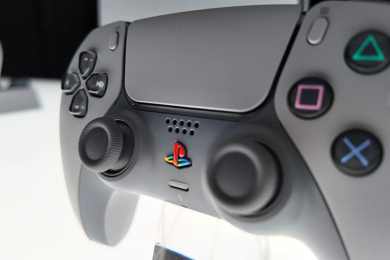 這配色情懷拉滿！外媒分享30周年紀念版PS5 Pro照片