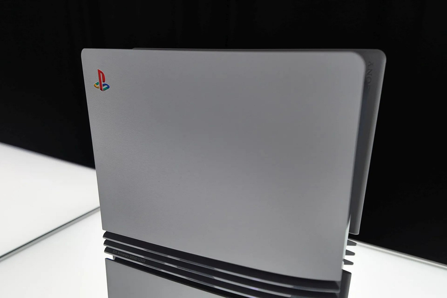 這配色情懷拉滿！外媒分享30周年紀念版PS5 Pro照片