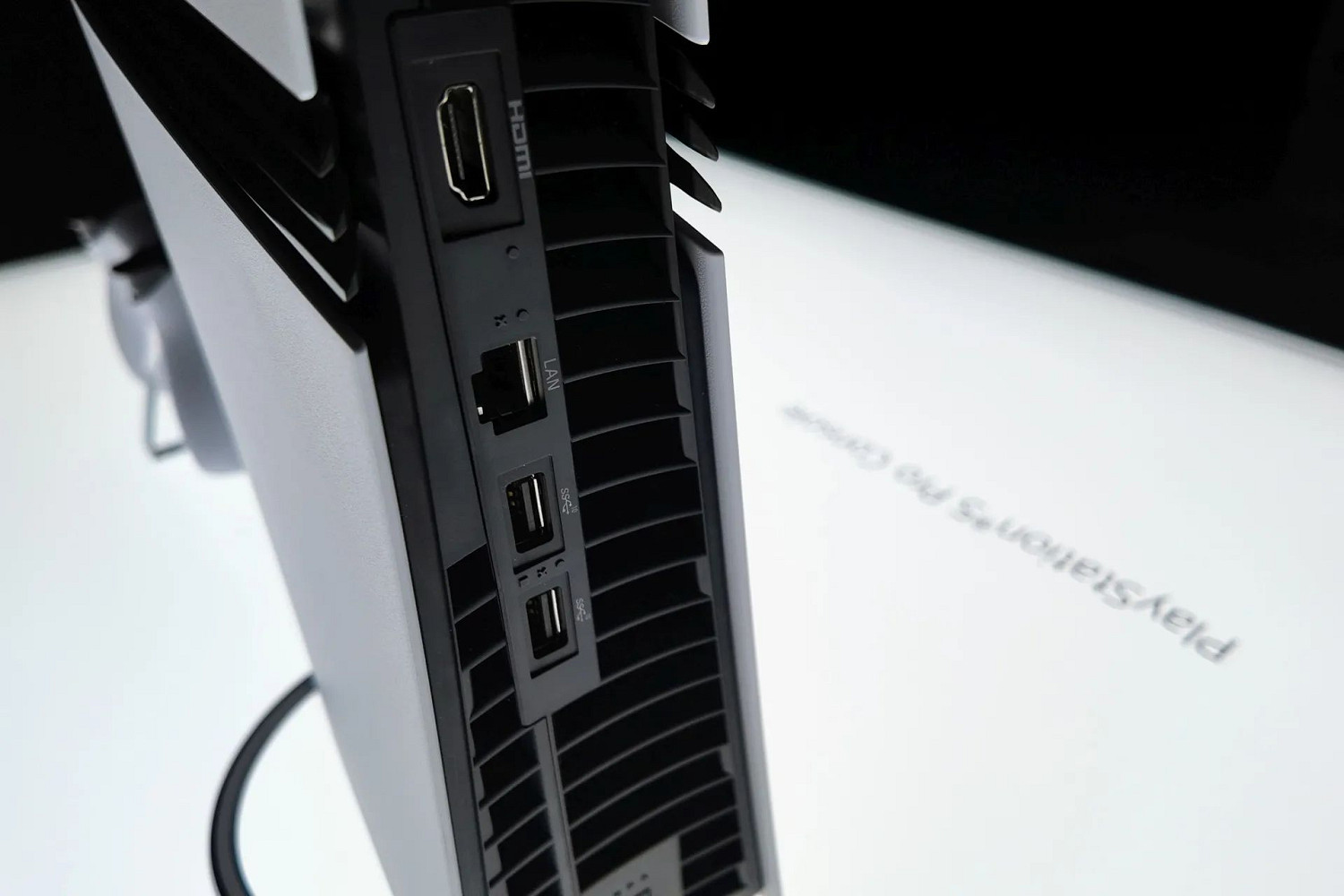 這配色情懷拉滿！外媒分享30周年紀念版PS5 Pro照片