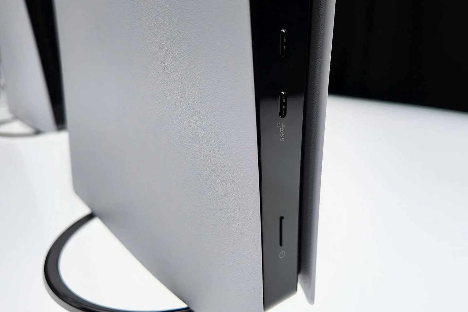 這配色情懷拉滿！外媒分享30周年紀念版PS5 Pro照片