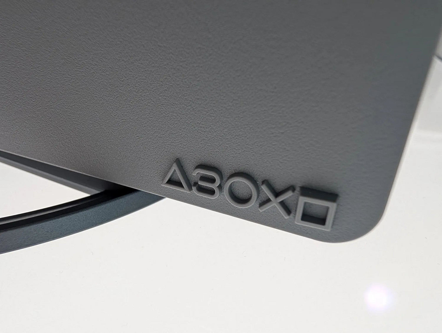 這配色情懷拉滿！外媒分享30周年紀念版PS5 Pro照片