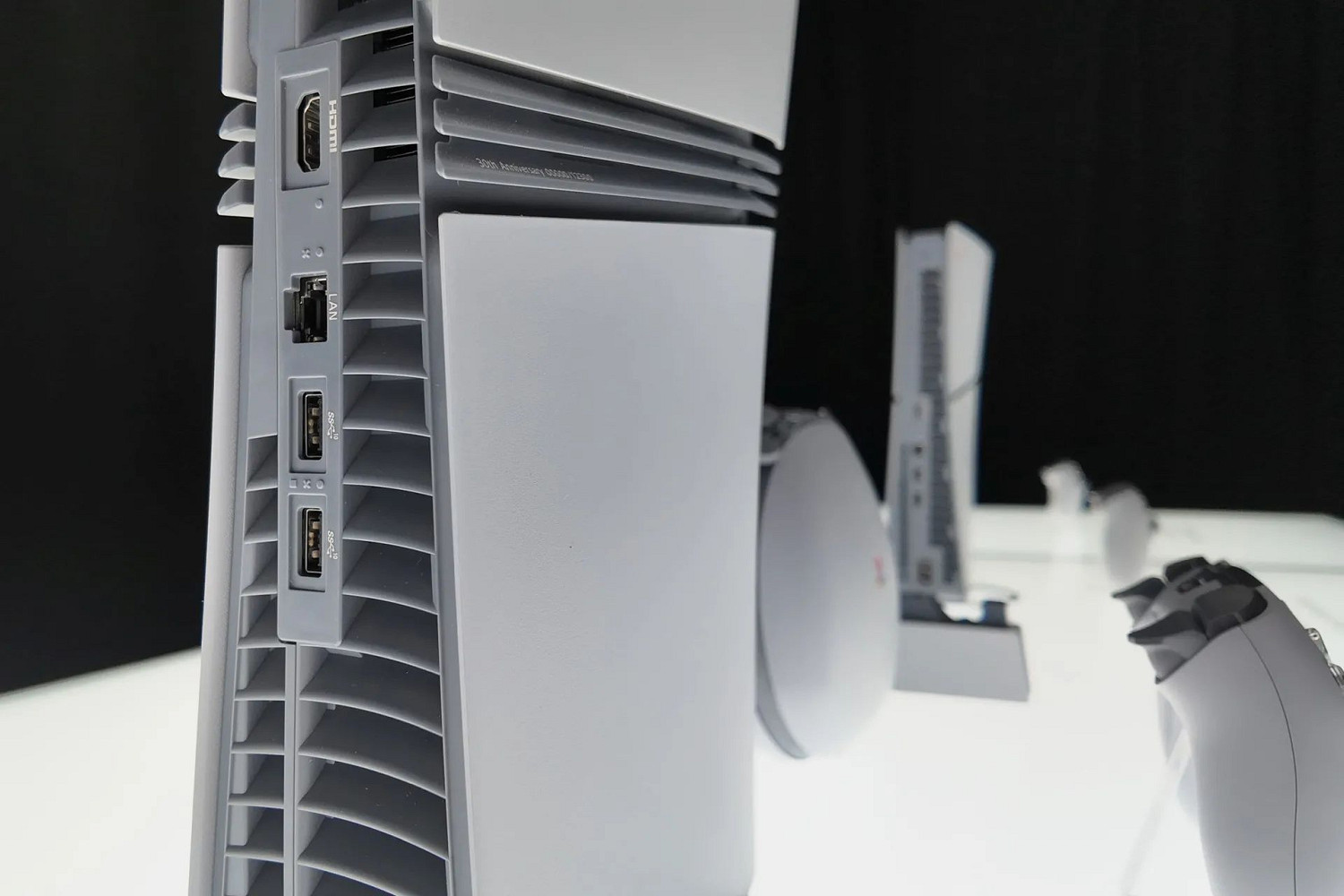 這配色情懷拉滿！外媒分享30周年紀念版PS5 Pro照片