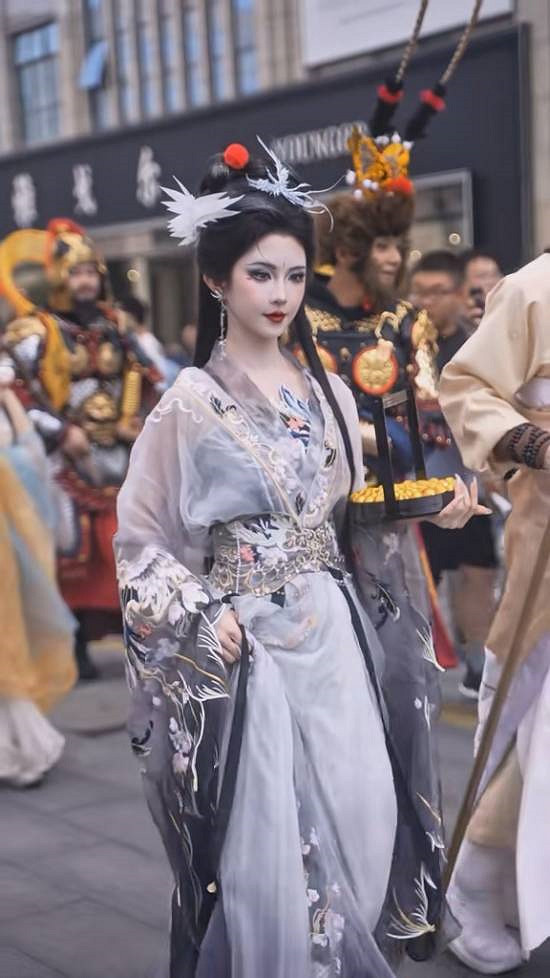 國風大變身!知名coser性轉《黑神話:悟空》鶴仙人 國風大變身!知名coser性轉《黑神話:悟空》鶴仙人