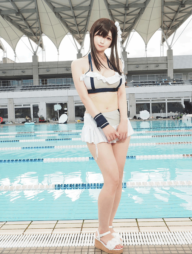 櫻花妹COS《FF7》泳裝蒂法 白皙肉感身材惹人垂涎！