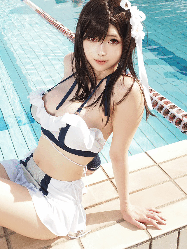 櫻花妹COS《FF7》泳裝蒂法 白皙肉感身材惹人垂涎！
