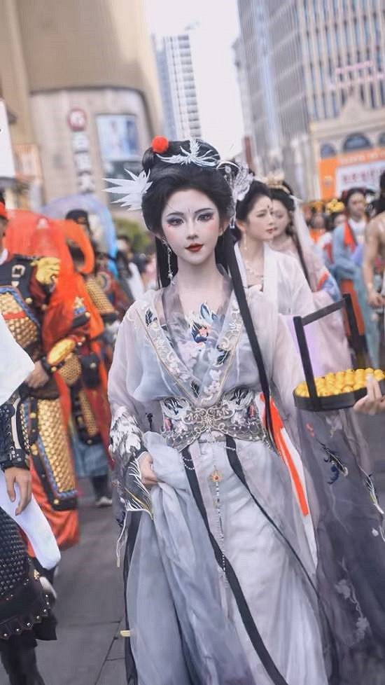 國風大變身!知名coser性轉《黑神話:悟空》鶴仙人 國風大變身!知名coser性轉《黑神話:悟空》鶴仙人