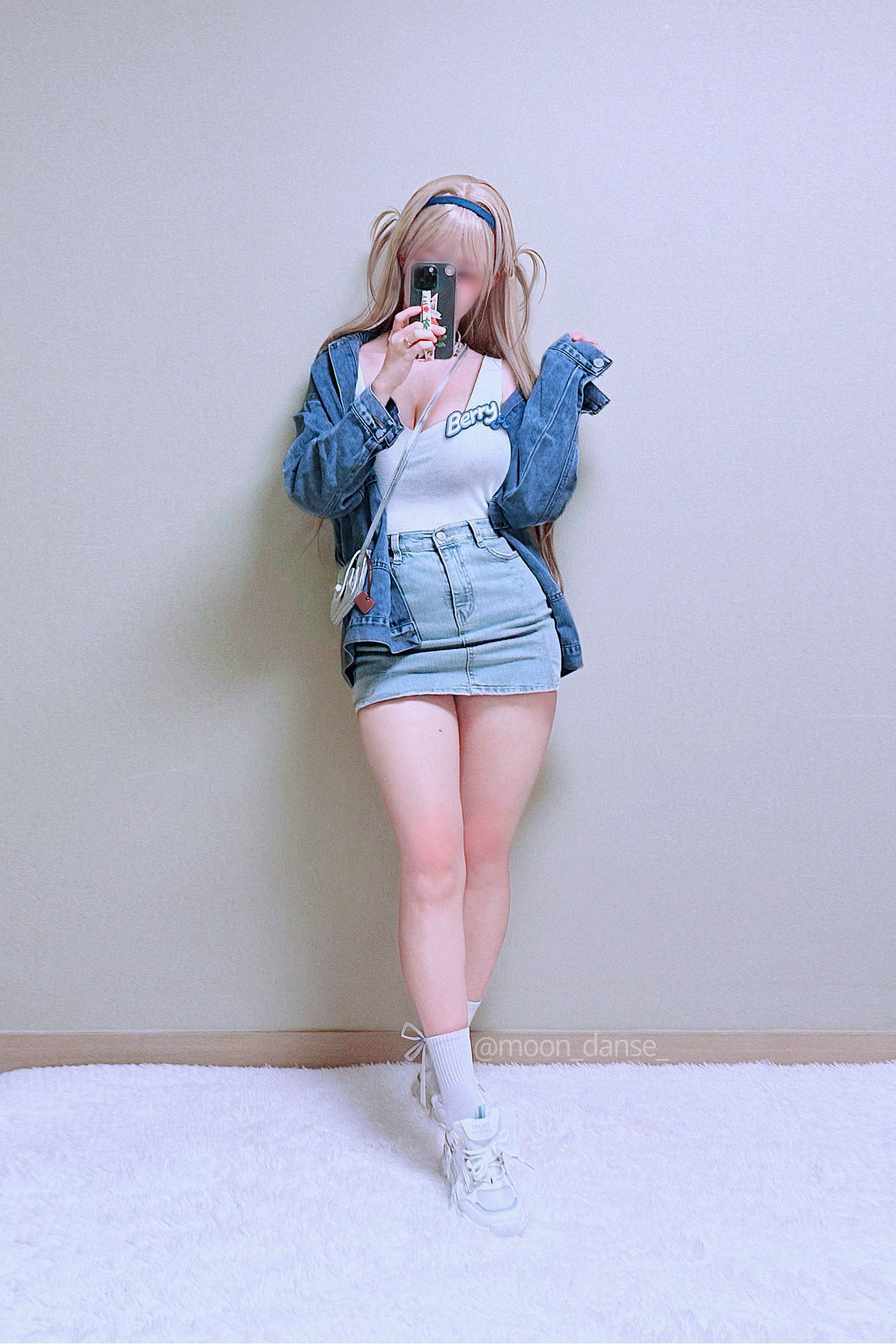 國外小姐姐COS《妮姬》角色 蜂腰肥臀姿勢性感誘人！